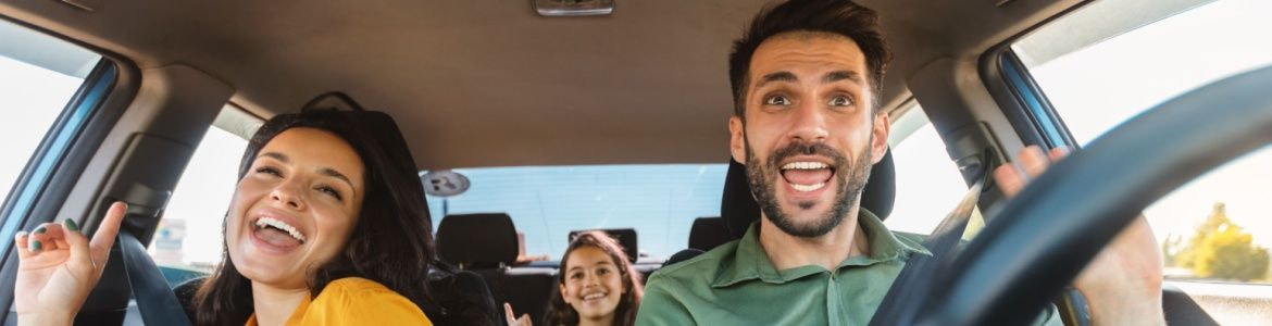 família diverte-se numa viagem de carro