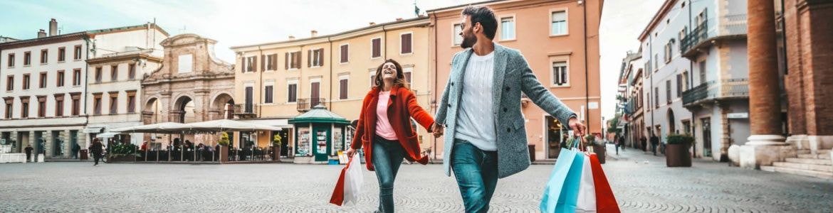 Um casal a fazer compras em Roma
