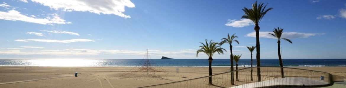playa de poniente con la isla de Benidorm al fondo