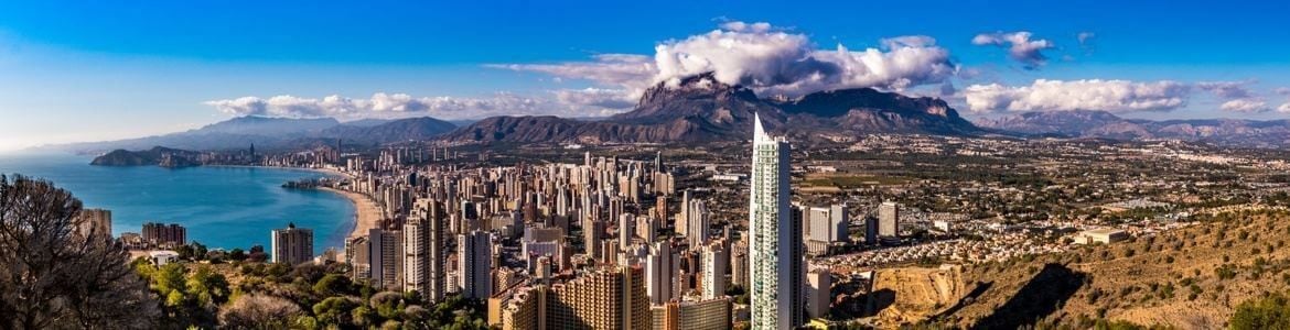 vistas de la bahía de Benidorm con el Puig Campana al fondo