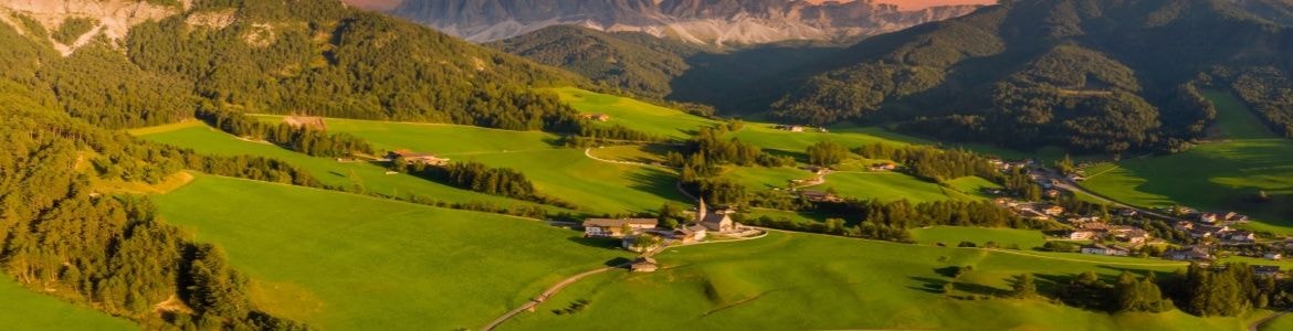 Vista aerea delle case della valle di Funes