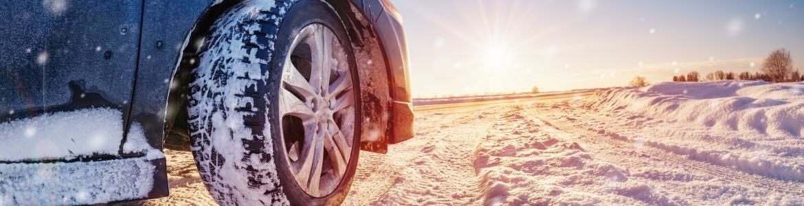 ruota di un'auto sulla strada innevata