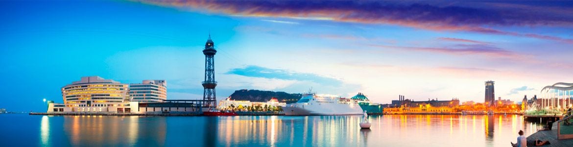 Panoramablick auf Port Vell bei Sonnenuntergang - Barcelona