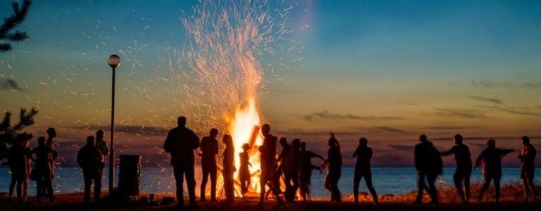 Celebra la festa di San Giovanni ad Alicante