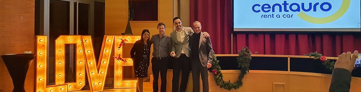 Erik Devesa presenta i badge di riconoscimento al team di Centauro