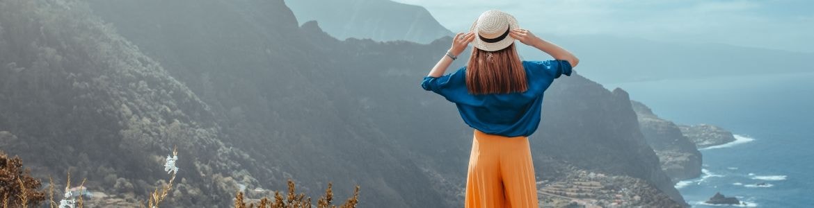 Rapariga desfruta de vistas fantásticas na Madeira