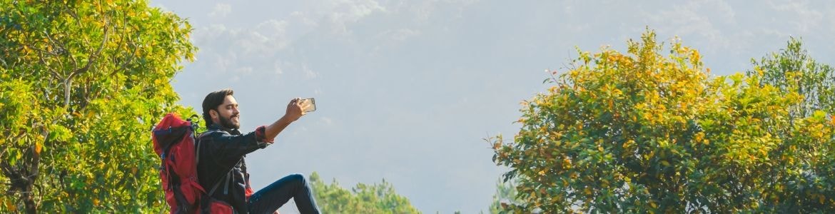 Homem a tirar uma selfie na natureza