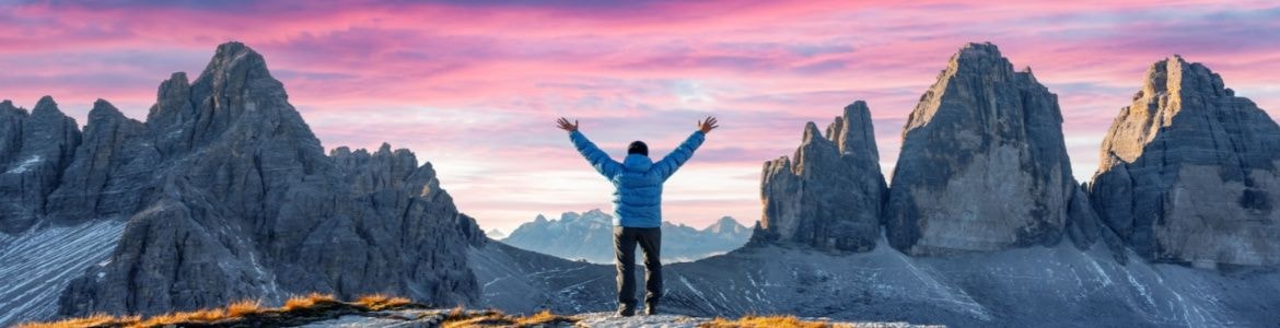 Homem a caminhar nos três picos de Lavaredo