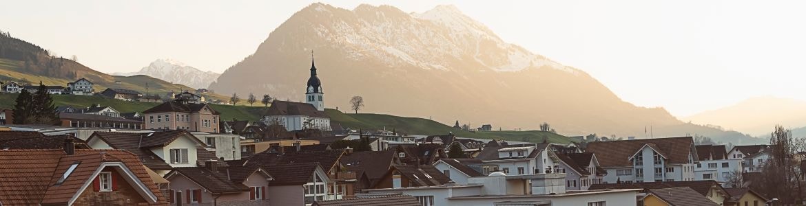 vista de la montaña suiza al atardecer puesta de sol
